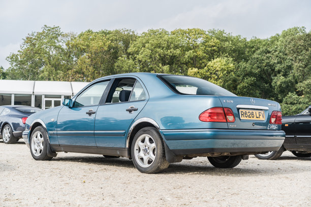 一辆青绿色的梅赛德斯-奔驰 E 级车在切斯特经典汽车拍卖会上展出图片下载