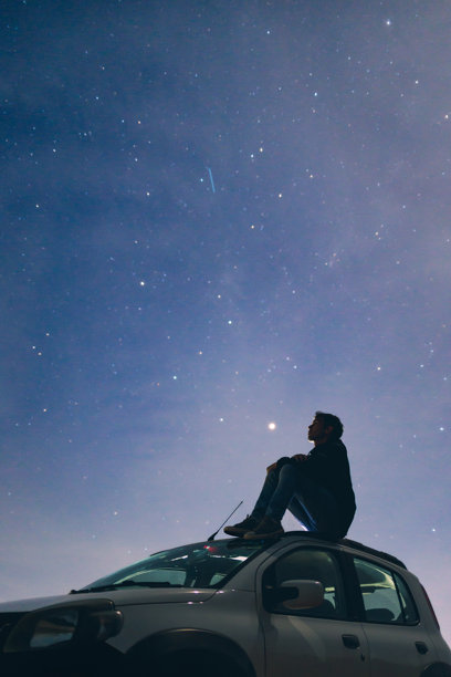公路旅行夜晚，仰望星空沉思图片下载