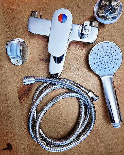 淋浴龙头套装及配件在木质背景上图片下载