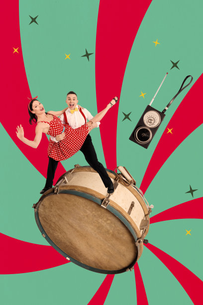 创意拼贴素描，描绘一对复古风格的年轻男女在周末夜晚的派对俱乐部里，随着鼓、收音机和录音机自由自在地跳舞。图片下载