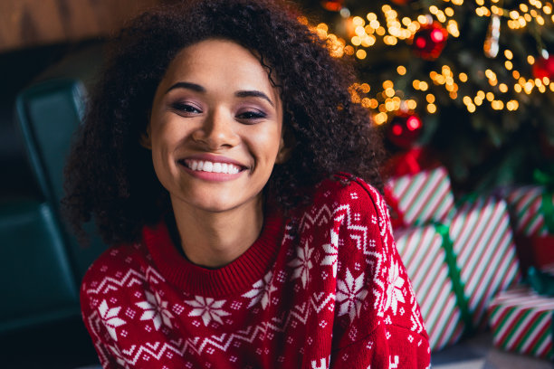 照片，一个心情愉悦、充满节日气氛的女孩在舒适的节日装饰房间里庆祝圣诞魔法时光图片下载