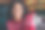 照片，一个心情愉悦、充满节日气氛的女孩在舒适的节日装饰房间里庆祝圣诞魔法时光图片下载
