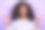 照片：一个快乐、积极微笑的年轻非洲女孩，做出和平的手势，在紫色背景下显得很酷，是隔离的。图片下载