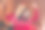 照片：一位穿着红色套头衫、笑容灿烂的积极女性，在家中室内房间里享受圣诞气氛并跳舞。图片下载