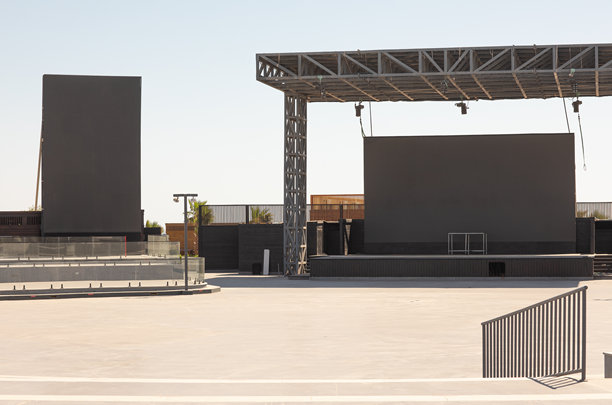 空旷的户外音乐会舞台配大屏幕图片下载