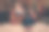照片：一对漂亮的、积极的夫妇，戴着印花毛衣，在室内（房子、家、房间）微笑着阅读和聆听新年童话故事。图片下载