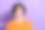 照片，年轻可爱漂亮的女士，心情很好，穿着针织毛衣，孤立在紫色背景上图片下载