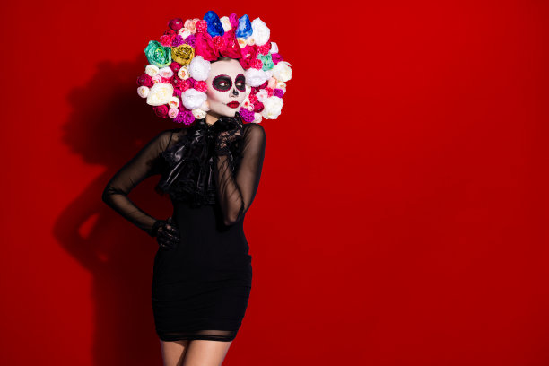 照片，一位美丽的已故新娘的脸部印花，文化，传统，生物，宗教，死亡之日，化装舞会，圣徒，亲属，荣誉，花卉头饰，黑色连衣裙，孤立，紫色背景图片下载