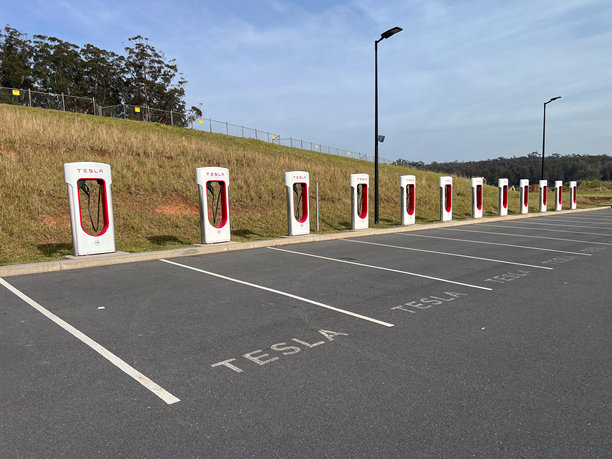 空置的特斯拉电动汽车充电车位图片下载