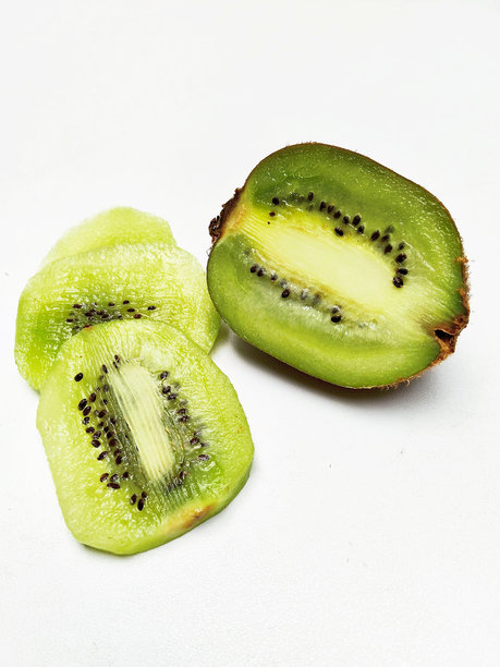 新鲜多汁的成熟猕猴桃切片及半切展示图片下载