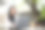 亚洲女性办公室职员或女商人，在咖啡馆或花园的桌子旁使用笔记本电脑工作并看向镜头图片下载