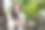 亚洲办公室职员或女商人，在咖啡馆或花园里，手里拿着手机，桌上放着咖啡。图片下载