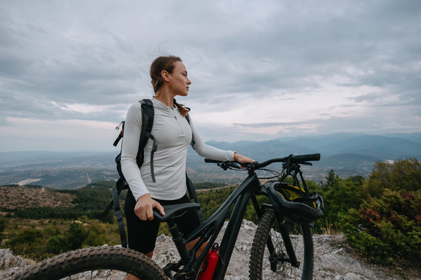 女子山地骑行后休息图片下载