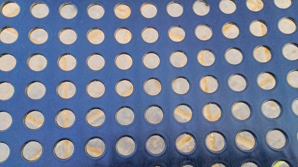 不锈钢镂空金属椅的局部照片图片下载