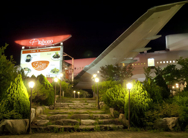 飞机机身内的奇特餐厅图片下载