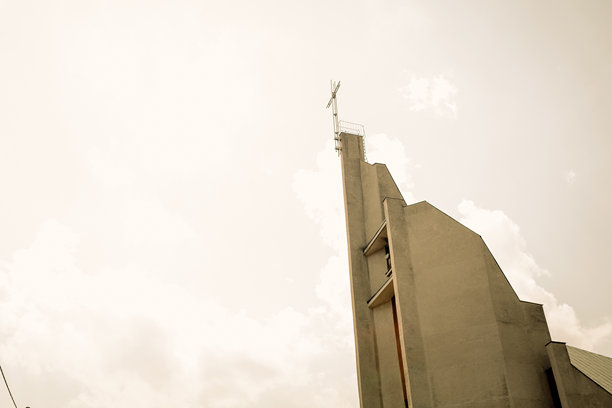 2023年4月4日，斯武普斯克，波兰。一座教堂塔楼的建筑细节照片，象征着宗教与文化，可用于信仰与历史的概念。图片下载