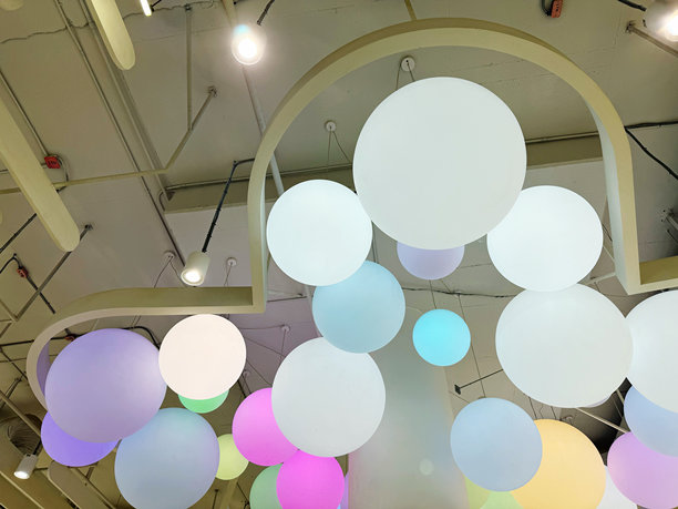 购物中心天花板上悬挂着五彩缤纷的气球，照片特写图片下载