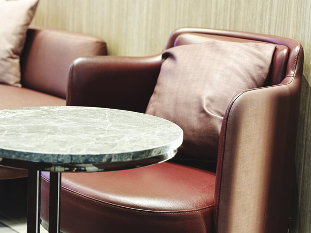 客厅室内摆放的桌子和沙发装饰 - 复古滤镜图片下载