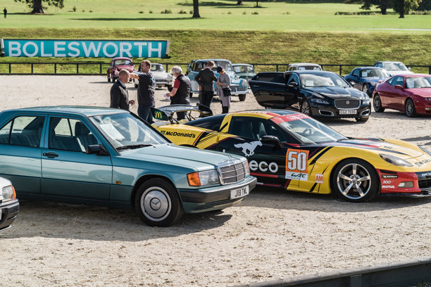 梅赛德斯-奔驰 190 E 在切斯特经典汽车拍卖会上展出，背景中人们在社交。图片下载