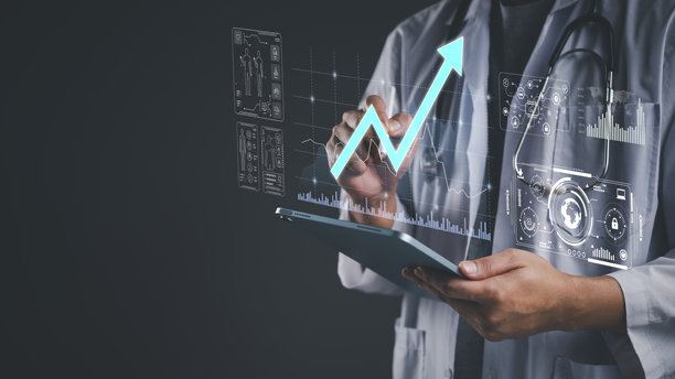 医生在虚拟屏幕上使用平板电脑分析患者数据。医疗技术展示健康数据分析、增长图表成功。医疗创新，面向未来诊断与治疗概念。图片下载