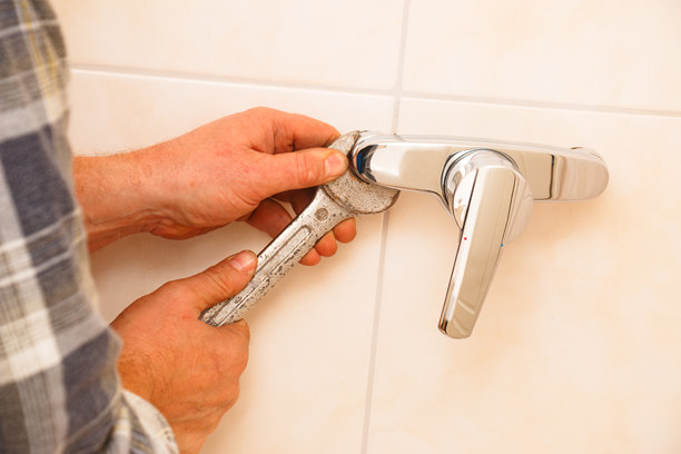 水管工安装淋浴混合水龙头图片下载