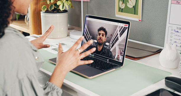 女性，手与笔记本电脑进行视频通话，屏幕上显示远程工作和在线会议。公寓，个人或自由职业者使用电脑屏幕进行虚拟咨询或项目反馈交流。图片下载