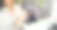 女性，手与笔记本电脑进行视频通话，屏幕上显示远程工作和在线会议。公寓，个人或自由职业者使用电脑屏幕进行虚拟咨询或项目反馈交流。图片下载