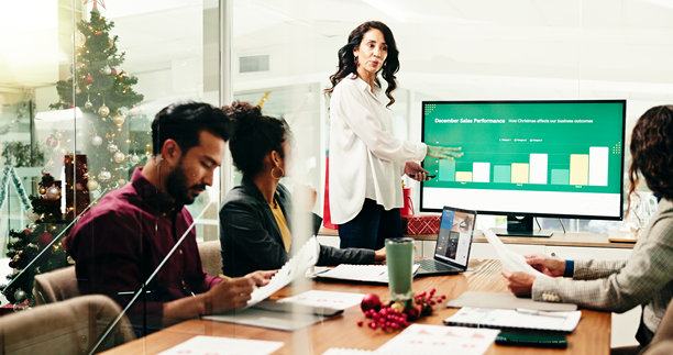 圣诞节，商务人士在董事会会议室进行12月销售业绩的展示或回顾。电脑屏幕、文件或与团队在办公室的会议，展示圣诞图表或图形更新。图片下载