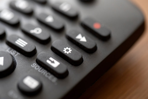 关闭视图智能电视遥控器在桌子股票照片图片下载