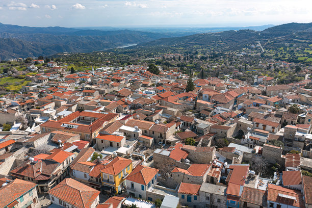 塞浦路斯历史悠久的莱夫卡拉村，展示了赤陶屋顶的传统建筑和山地景观。拉纳卡区图片下载