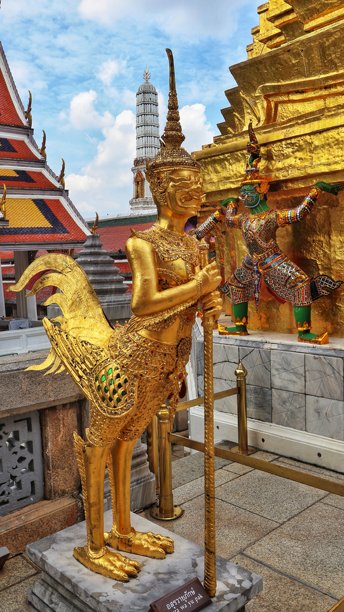 泰国曼谷玉佛寺的泰国建筑和雕塑图片下载