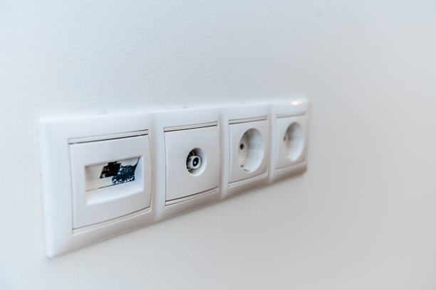 黑白照片，墙壁上有白色开关图片下载