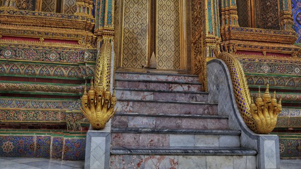 泰国曼谷玉佛寺的泰国建筑和雕塑图片下载