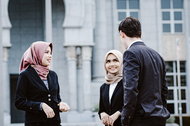 年轻夫妇站在城市里图片下载