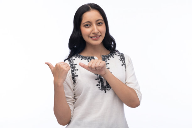 身穿白色库尔塔服饰的年轻女子肖像，纯白背景孤立素材图片下载