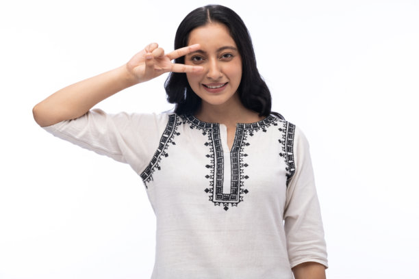 身穿白色库尔塔裙的年轻女子肖像，在白色背景上孤立，素材照片图片下载