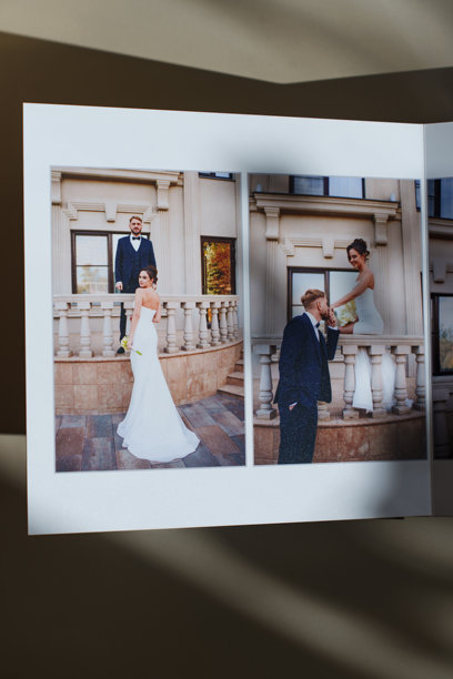 一本打开的相册，里面有在白色桌子上的婚礼照片图片下载
