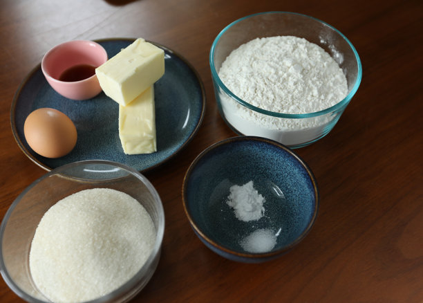 简单的真实烘焙原料图片，放在普通的盘子和碗里，准备制作糖霜饼干图片下载