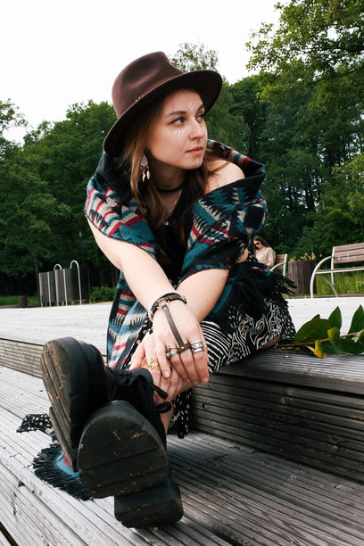 一位女孩的服装，灵感来自世界原住民的风格。世界原住民日。背景是大自然。高质量照片图片下载