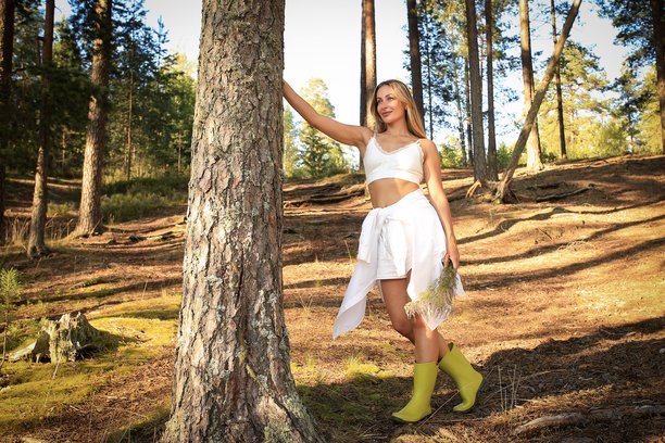 夏日户外，女孩身着夏装，在森林背景下拍摄的温柔写真。人与自然的和谐统一，关爱自我。高质量照片。图片下载