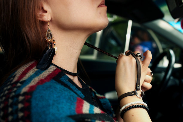 一位女孩的服饰，风格借鉴了世界各地的土著民族。世界土著人民国际日。背景是自然风光。高质量照片。图片下载