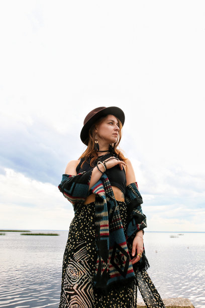 一位打扮成世界原住民形象的女孩，背景是湖泊。国际世界原住民日。高质量照片。图片下载