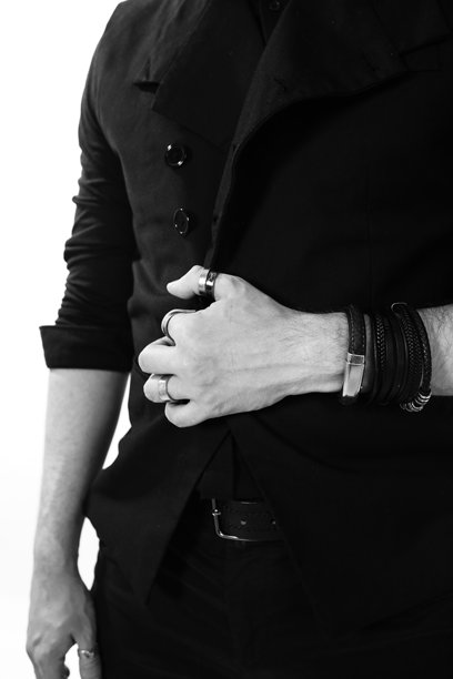 时尚的黑白男士照，佩戴民族面具。该男士身穿时尚西装。高质量照片图片下载