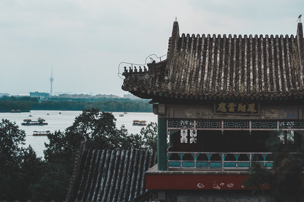 这张图片捕捉了北京园林中传统中式建筑的细节，展现了东方美学。构图让人联想到中国宁静的景象。图片下载