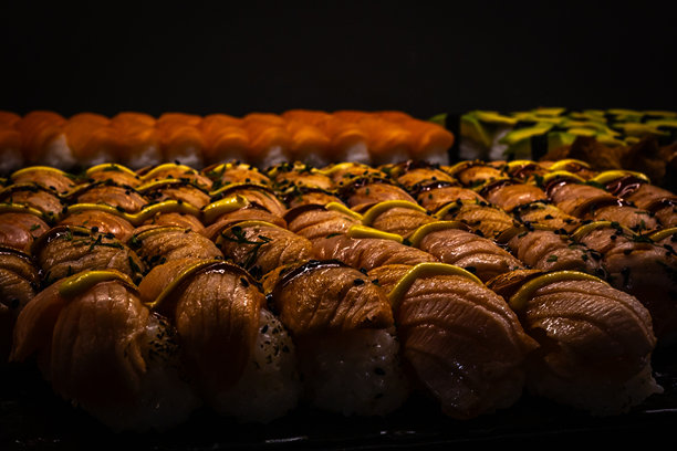 美味的寿司卷拼盘照片，包含新鲜鱼肉、米饭和海苔。摆盘精美，色彩鲜艳，非常适合美食、烹饪和餐厅主题。

- **Translation Analysis:** The translation accurately captures the essence of the original English description. The terms图片下载