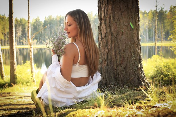 夏日着装的女孩在森林背景下的温和拍摄。与自然融为一体。自我关怀。高质量照片图片下载