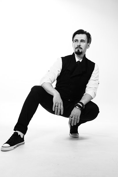 时尚的黑白男士照片，佩戴民族面具，身着帅气西装。高质量摄影。图片下载