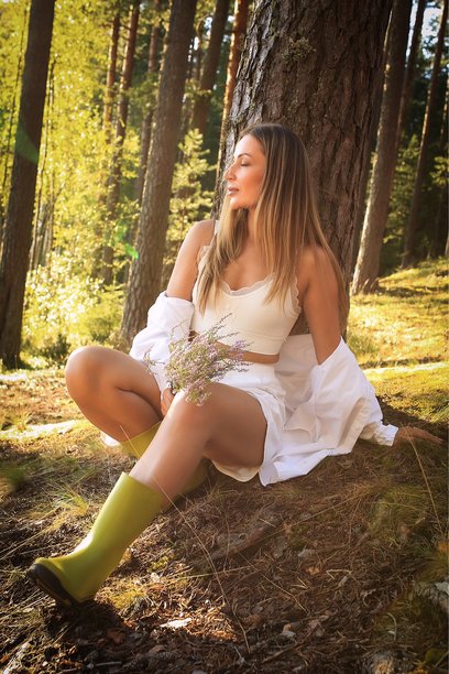 身着夏装的女孩在森林背景下拍摄的温柔照片。与大自然融为一体。呵护自己。高质量照片图片下载