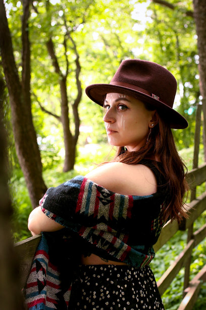 一套以世界原住民为灵感的女孩服装。世界原住民日。背景为大自然。高质量照片图片下载