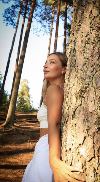 夏日着装的女孩在森林背景下进行温和的拍摄。与大自然融为一体。呵护自己。高质量照片图片下载